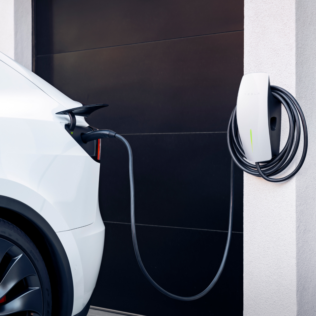 Model Y an einem Wall Connector angeschlossen