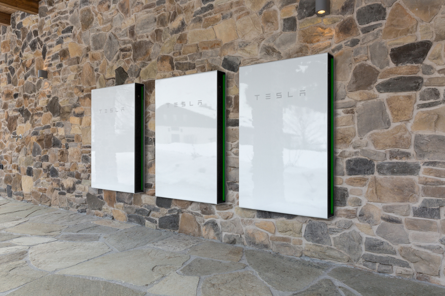 Drei Powerwall 2 an einer Steinwand reihenweise montiert