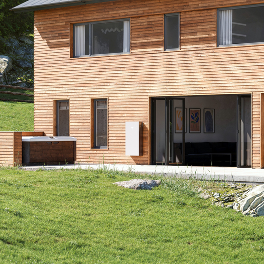Powerwall 3 auf einem Haus in einer ländlichen Umgebung