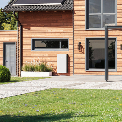 Powerwall 3 draußen an einem schönen Tag in einer suburbanen Umgebung